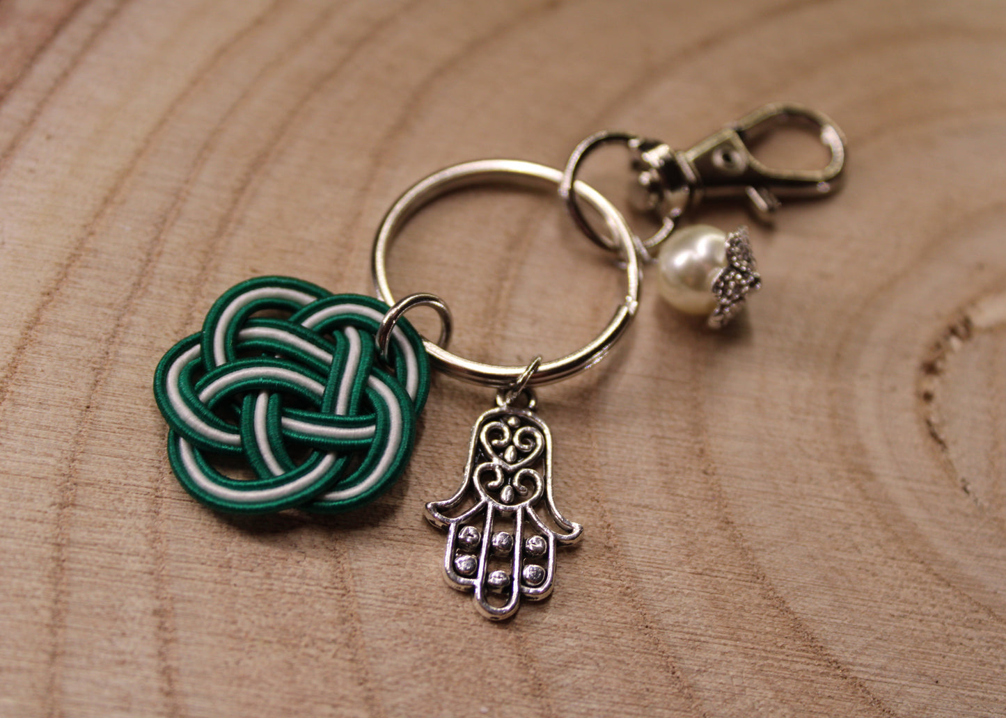 Mizuhiki Ume & Hamsa Schlüsselanhänger – Glücksbringer & Schutzsymbol, verschiedene Farben