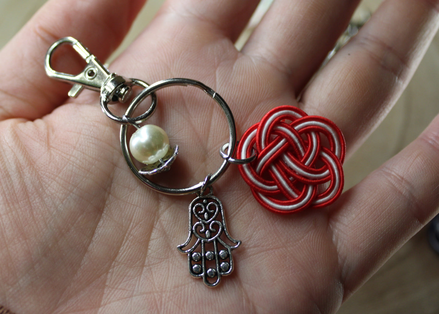 Mizuhiki Ume & Hamsa Schlüsselanhänger – Glücksbringer & Schutzsymbol, verschiedene Farben