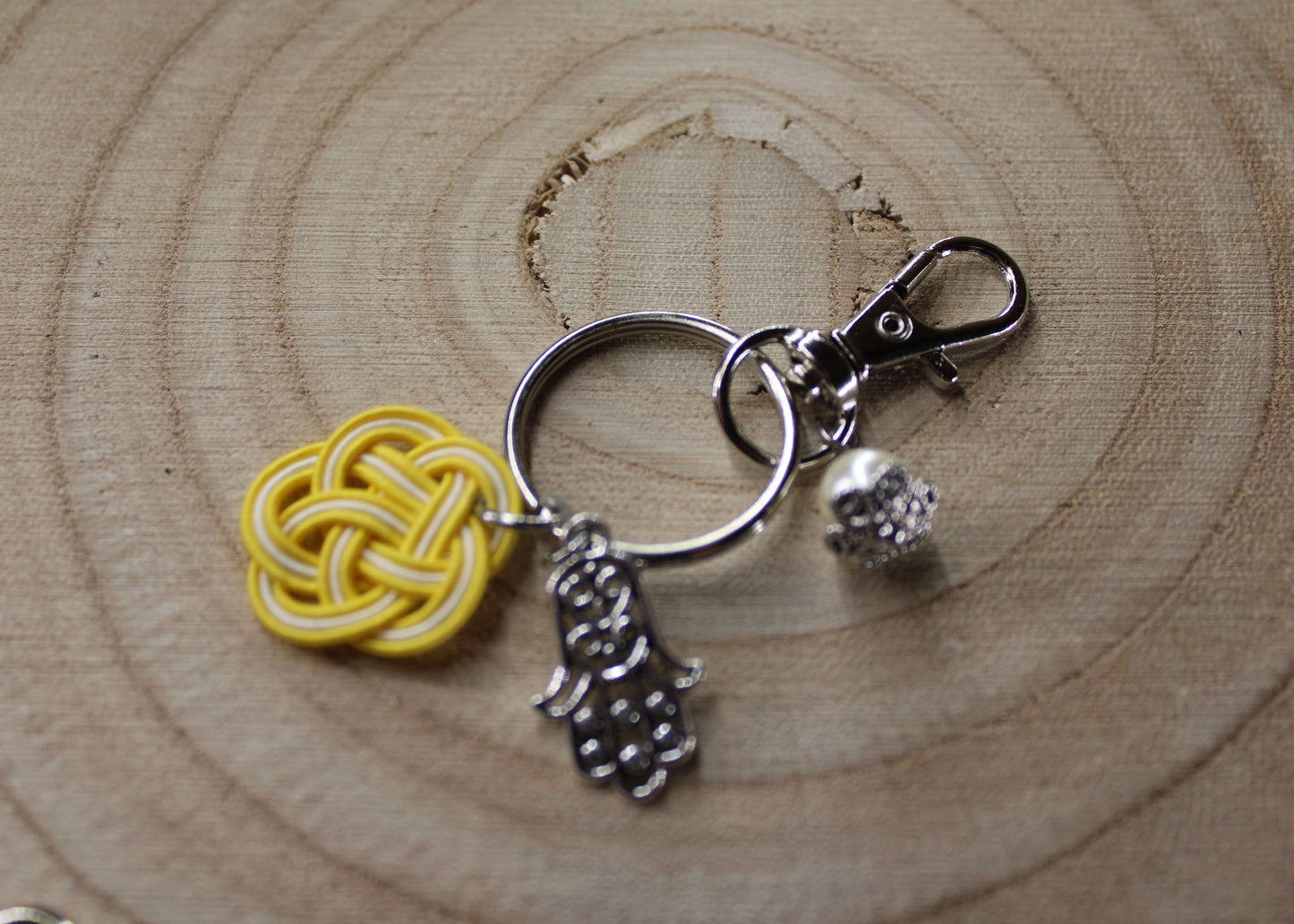 Mizuhiki Ume & Hamsa Schlüsselanhänger – Glücksbringer & Schutzsymbol, verschiedene Farben