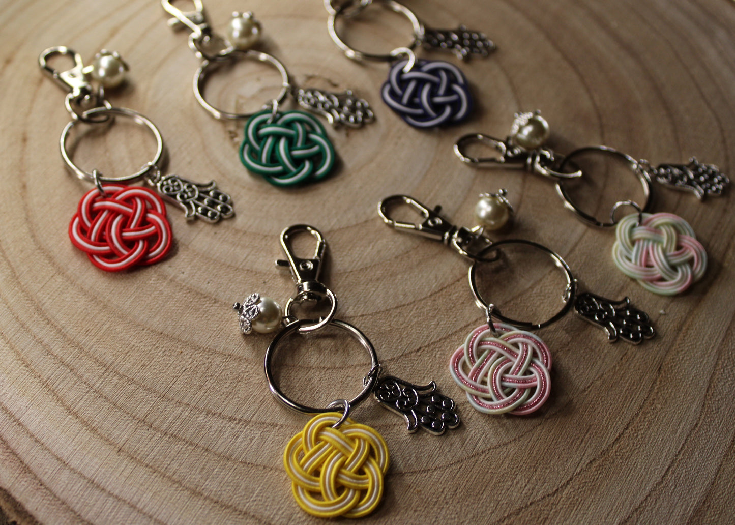 Mizuhiki Ume & Hamsa Schlüsselanhänger – Glücksbringer & Schutzsymbol, verschiedene Farben