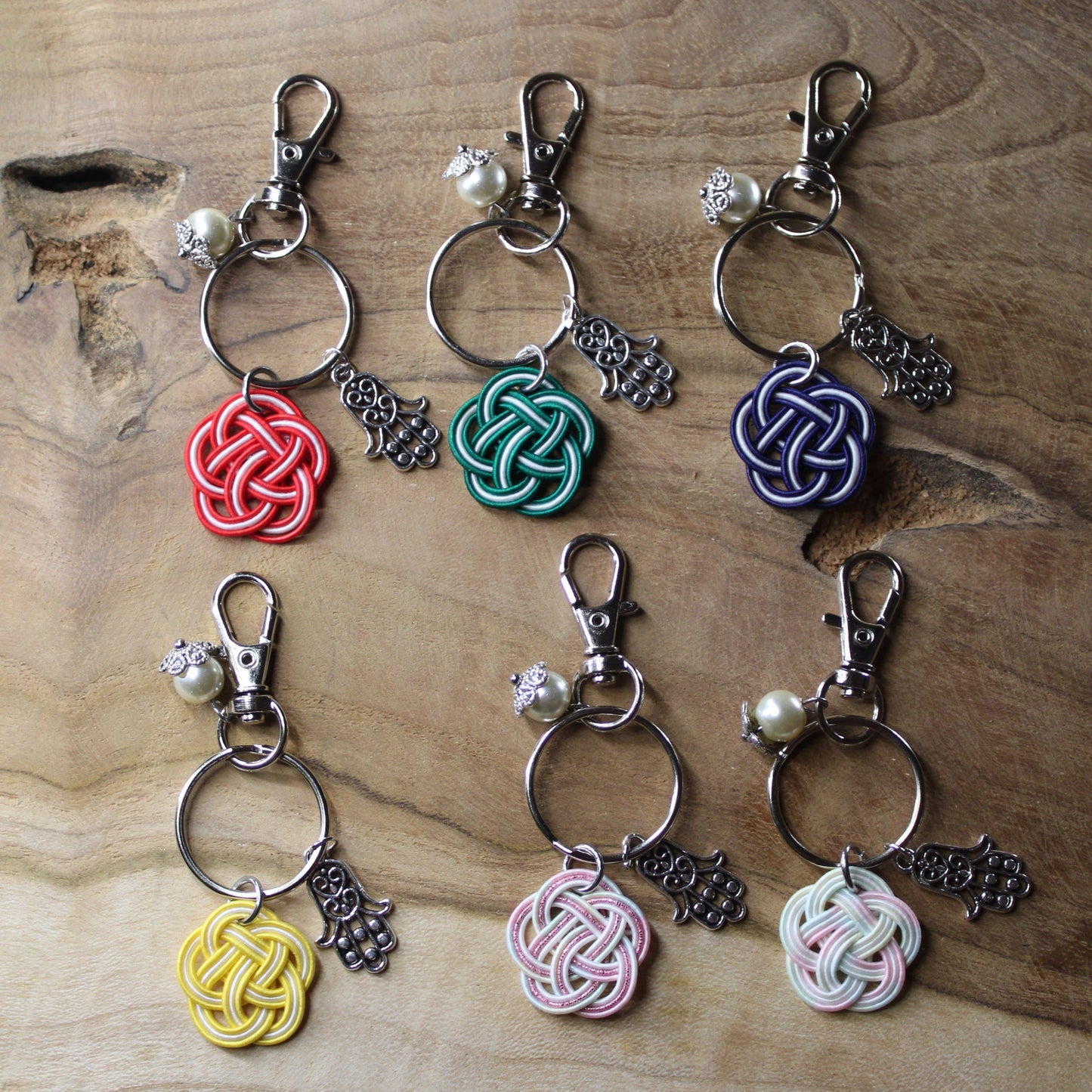 Mizuhiki Ume & Hamsa Schlüsselanhänger – Glücksbringer & Schutzsymbol, verschiedene Farben