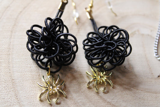 Mizuhiki earrings – Japanese knots with golden spider, Halloween edition