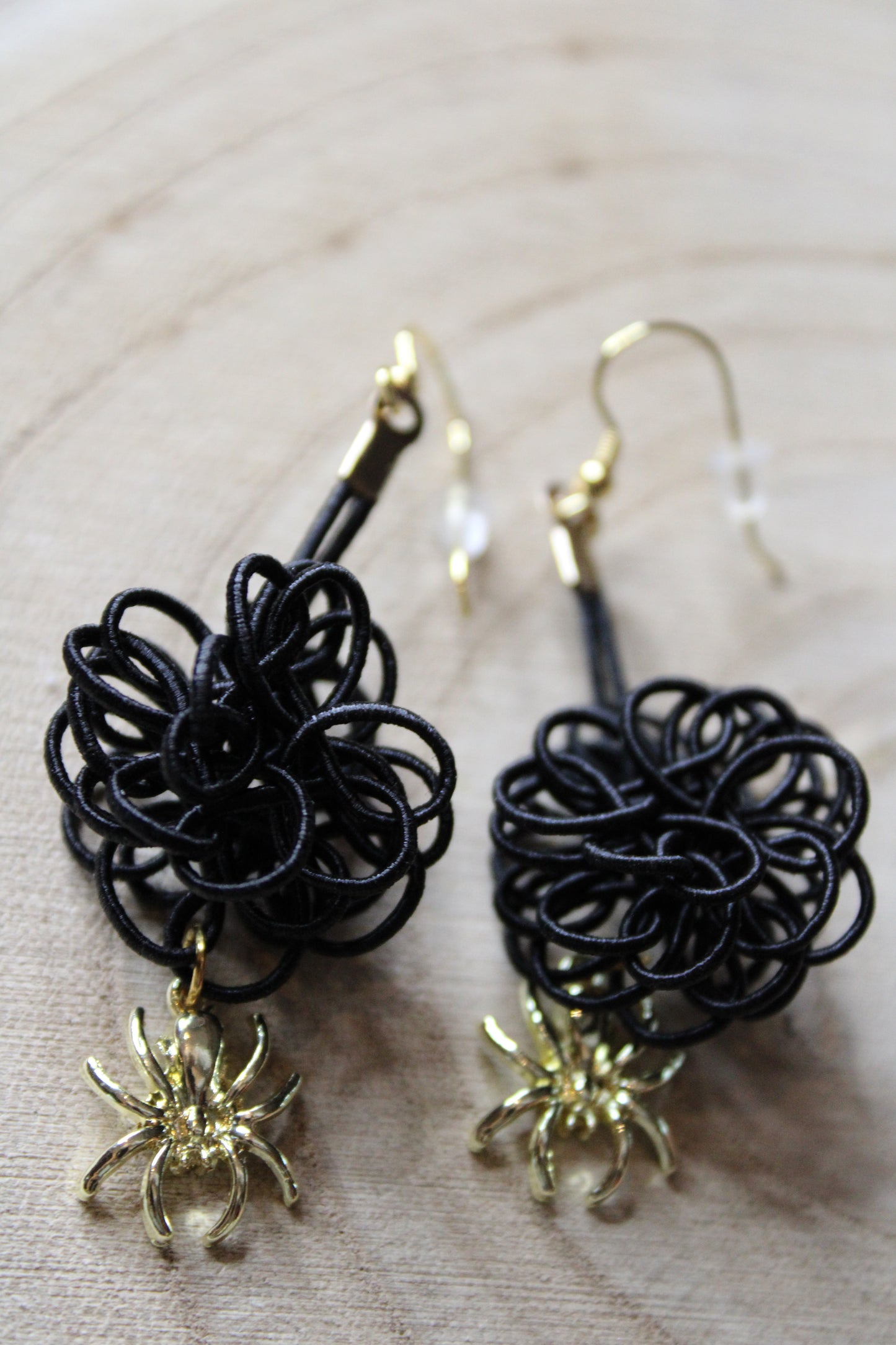 Mizuhiki earrings – Japanese knots with golden spider, Halloween edition