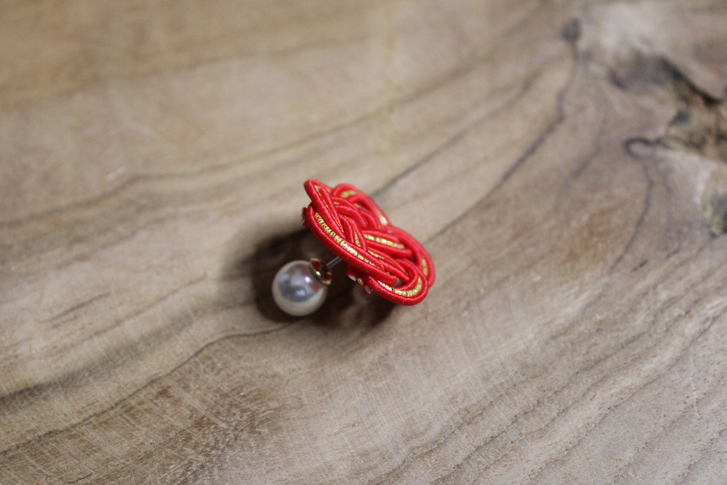 Mizuhiki Ume Ohrstecker mit Glasperlen