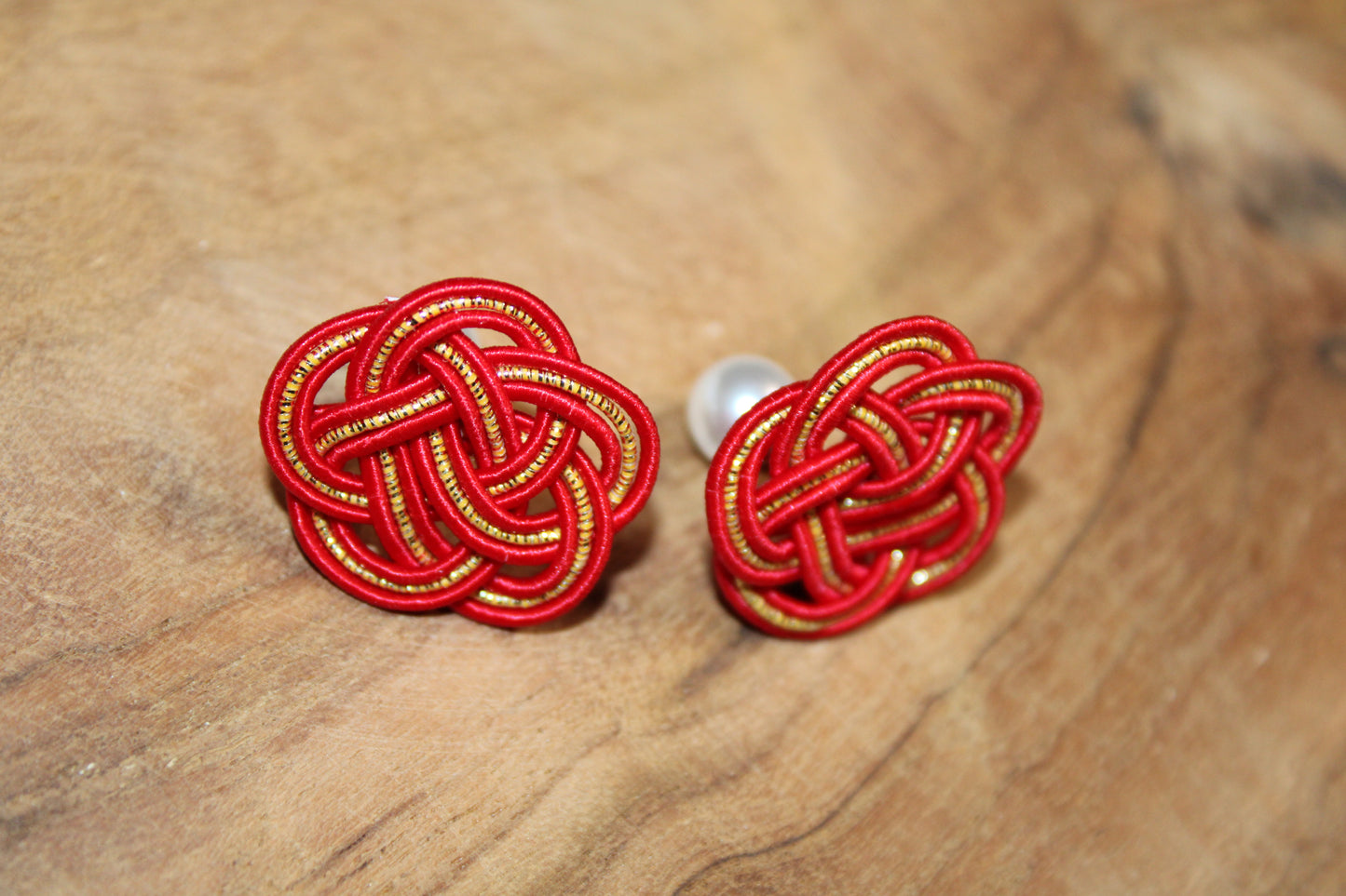 Mizuhiki Ume Ohrstecker mit Glasperlen