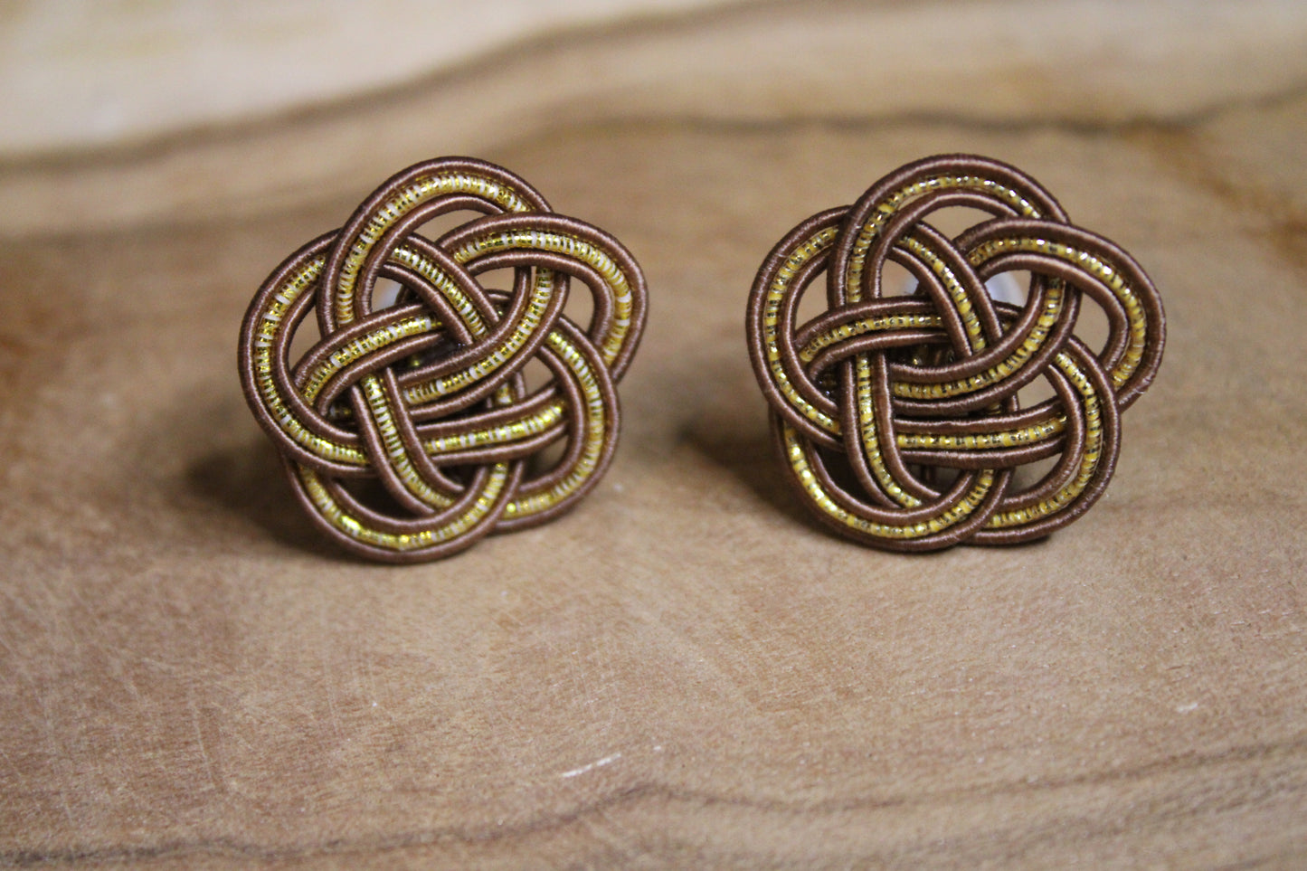 Mizuhiki Ume Ohrstecker mit Glasperlen