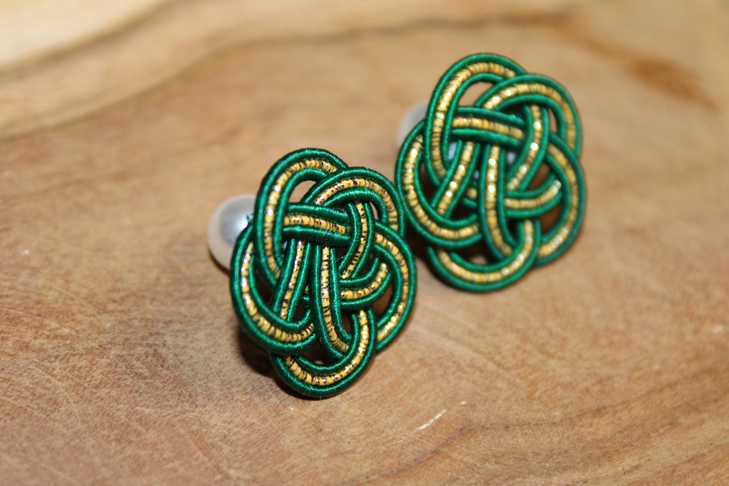 Mizuhiki Ume Ohrstecker mit Glasperlen