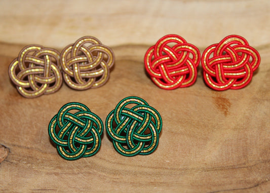 Mizuhiki Ume Ohrstecker mit Glasperlen – Christmas Edition