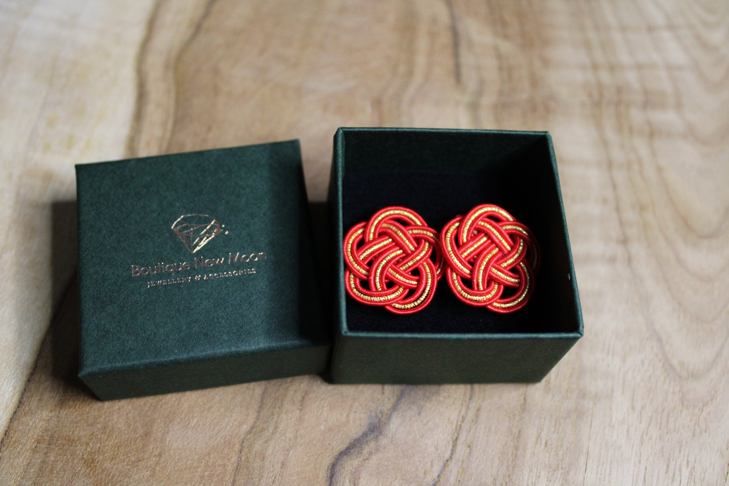 Mizuhiki Ume Ohrstecker mit Glasperlen