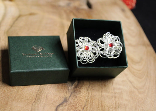 Christmas Edition – Mizuhiki Pompon Ohrstecker in Silber mit Kristallperle