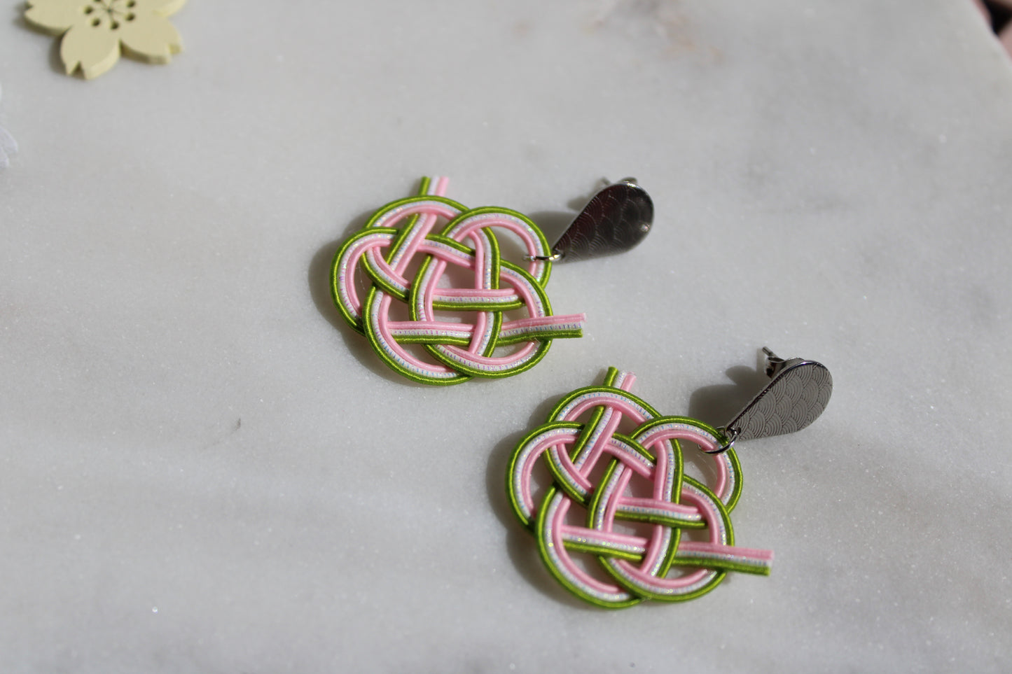 Orecchini Mizuhiki Camellia – Orecchini giapponesi con motivo Seigaiha | Collezione primavera