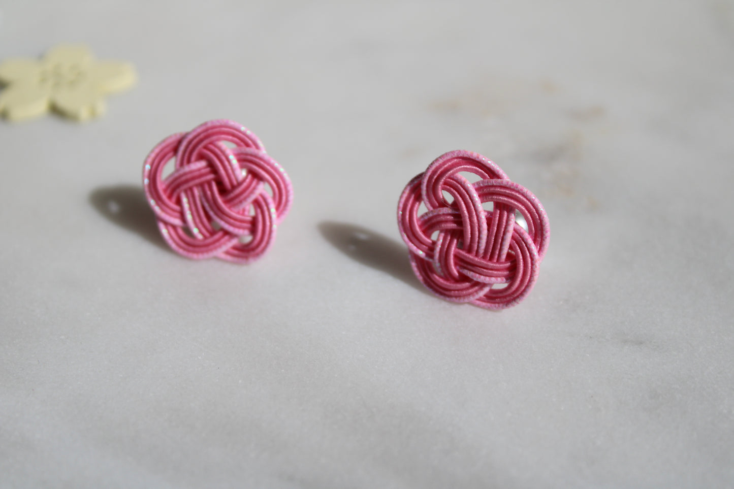 Mizuhiki Ume Ohrstecker mit Perlen | Frühlingskollektion