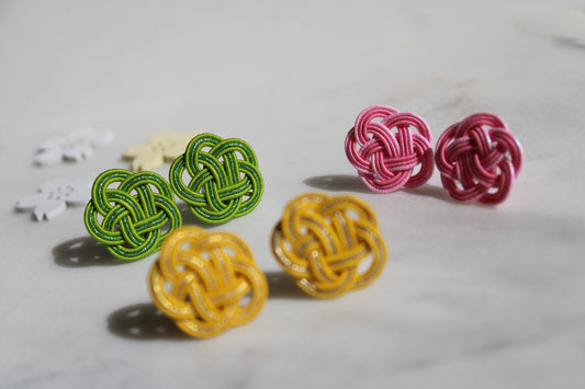 Mizuhiki Ume Ohrstecker mit Perlen | Frühlingskollektion