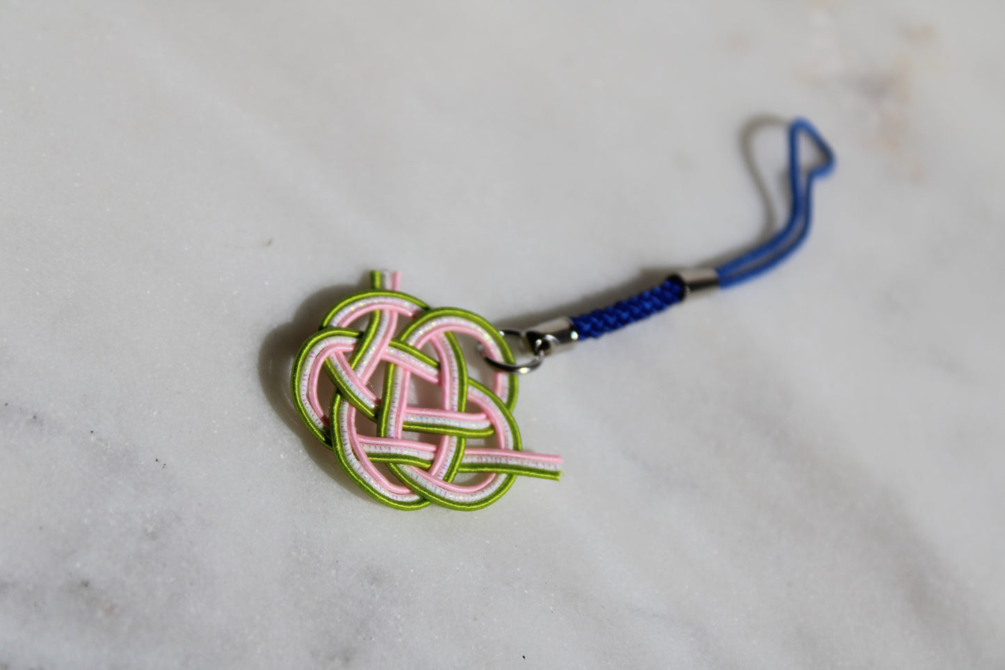 Camelia giapponese Mizuhiki – Portachiavi, ciondoli per borse e ciondoli per cellulari | Collezione primavera