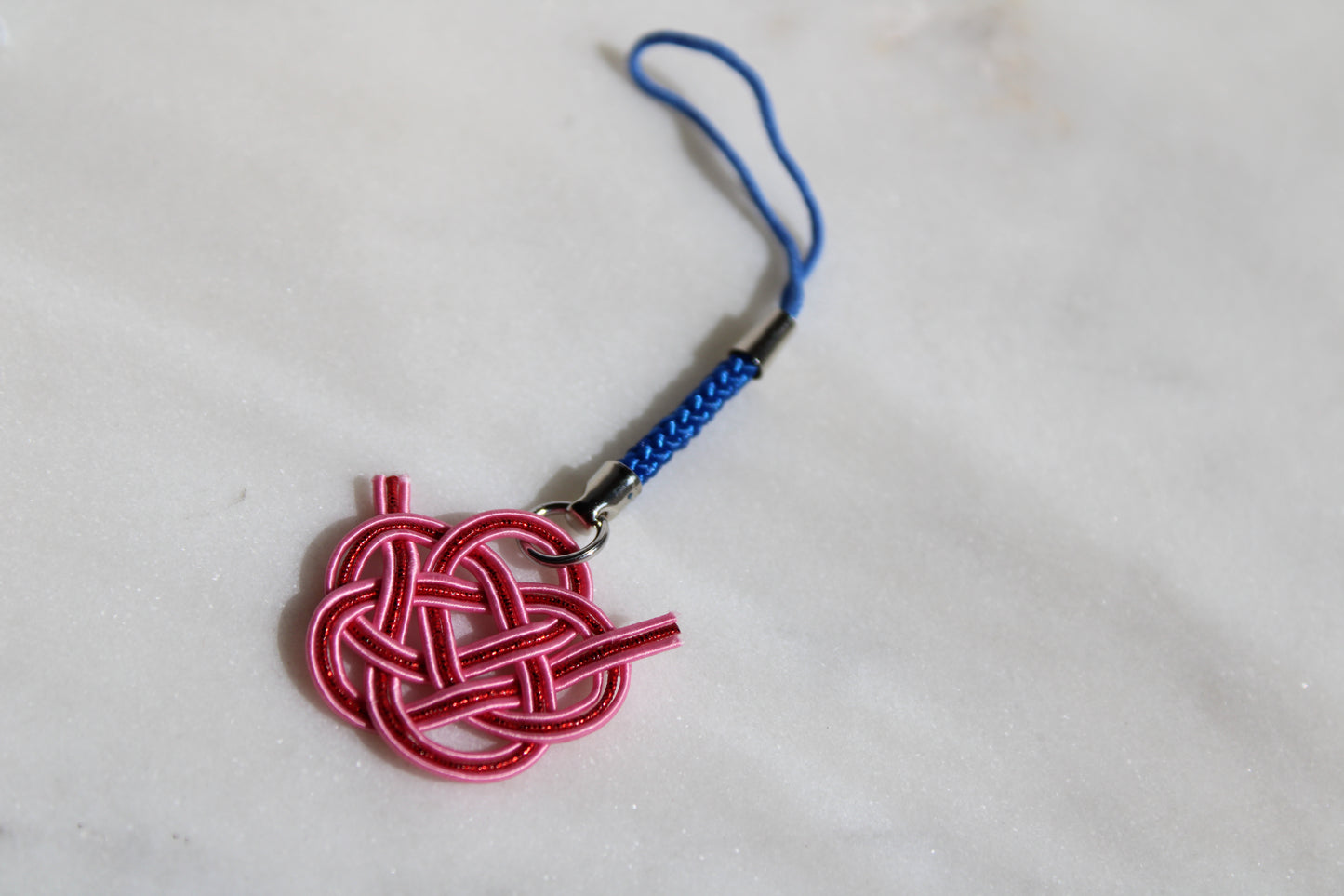 Camelia giapponese Mizuhiki – Portachiavi, ciondoli per borse e ciondoli per cellulari | Collezione primavera