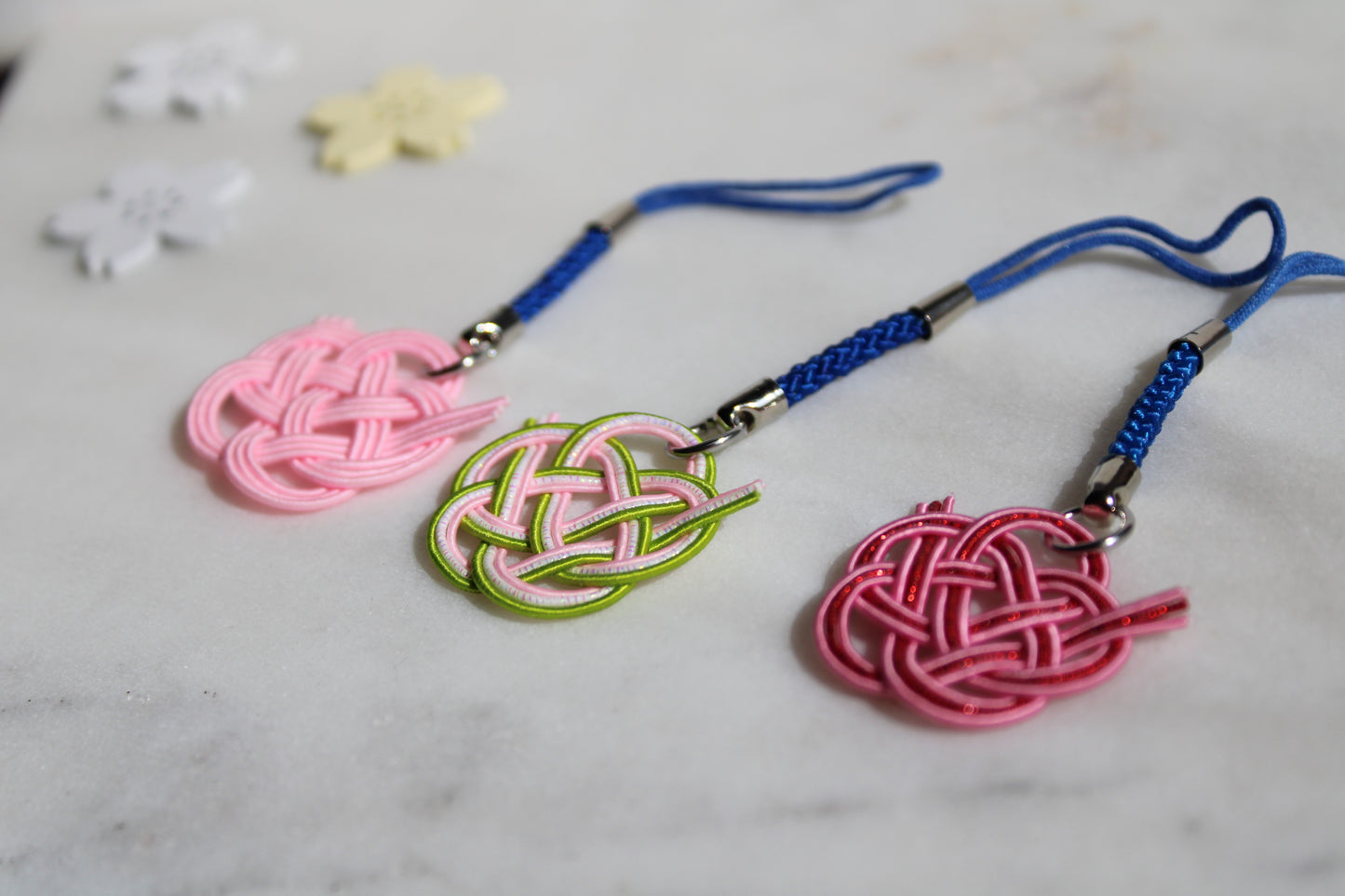 Camelia giapponese Mizuhiki – Portachiavi, ciondoli per borse e ciondoli per cellulari | Collezione primavera