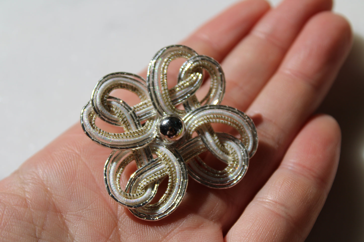 Große Edelstahl Ohrstecker – Mizuhiki-inspiriertes Vierkleeblatt in Silber