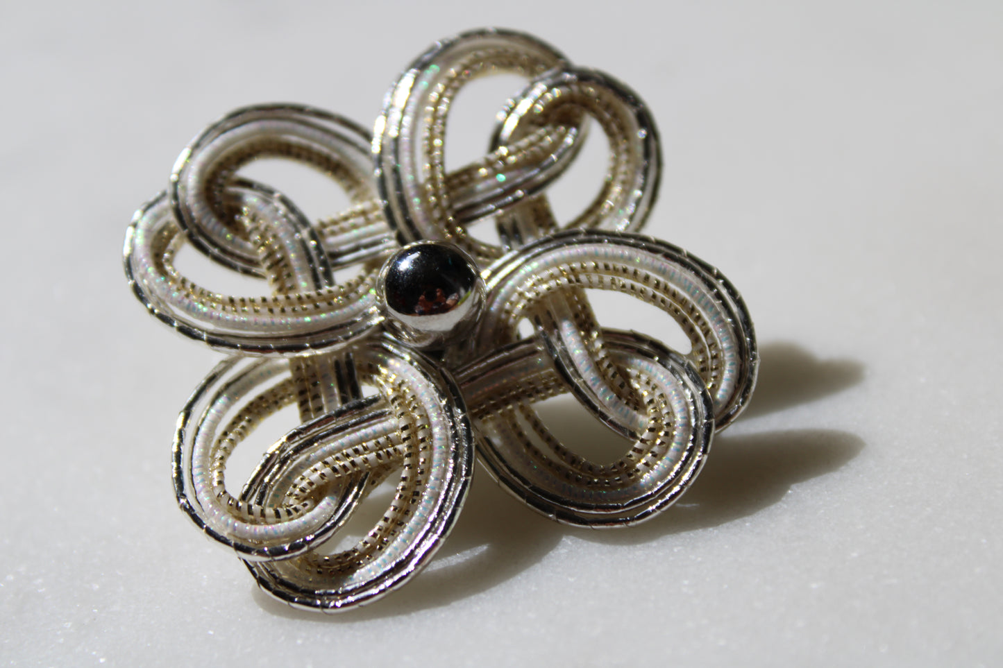 Große Edelstahl Ohrstecker – Mizuhiki-inspiriertes Vierkleeblatt in Silber