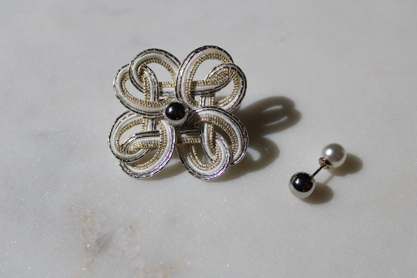 Große Edelstahl Ohrstecker – Mizuhiki-inspiriertes Vierkleeblatt in Silber