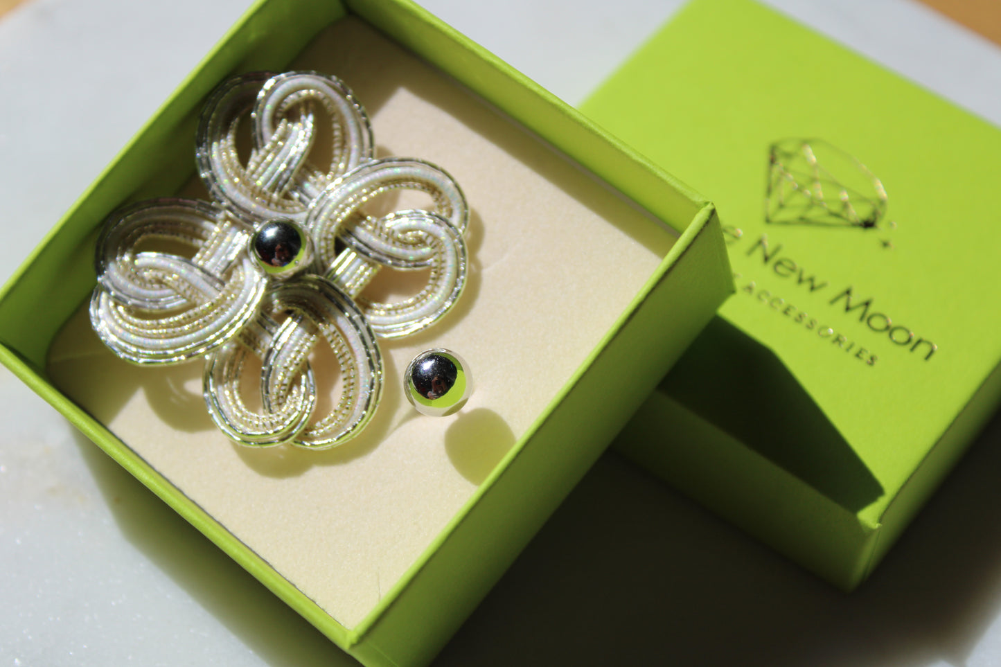 Große Edelstahl Ohrstecker – Mizuhiki-inspiriertes Vierkleeblatt in Silber